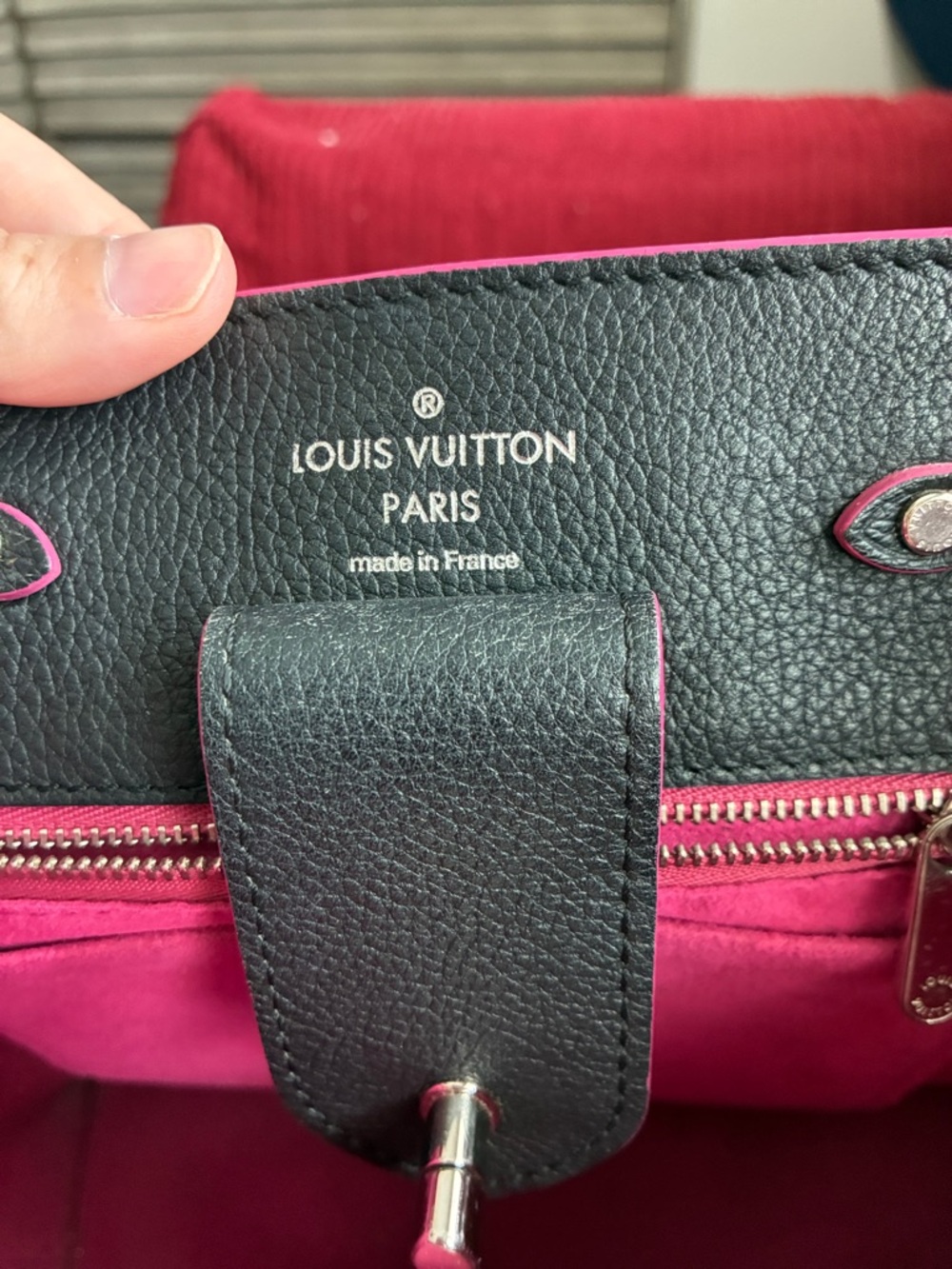 Louis Vuitton Black and Pink Shoulder Bag with Elegant Design - Picture 14 of 15